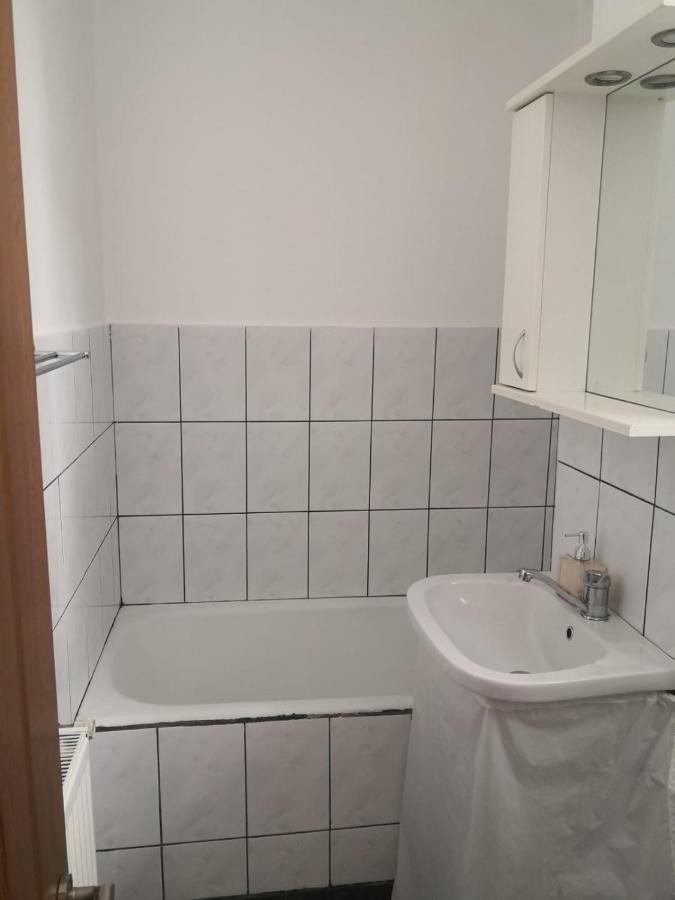 Apartament Cu Doua Camere Targu Jiu Ngoại thất bức ảnh